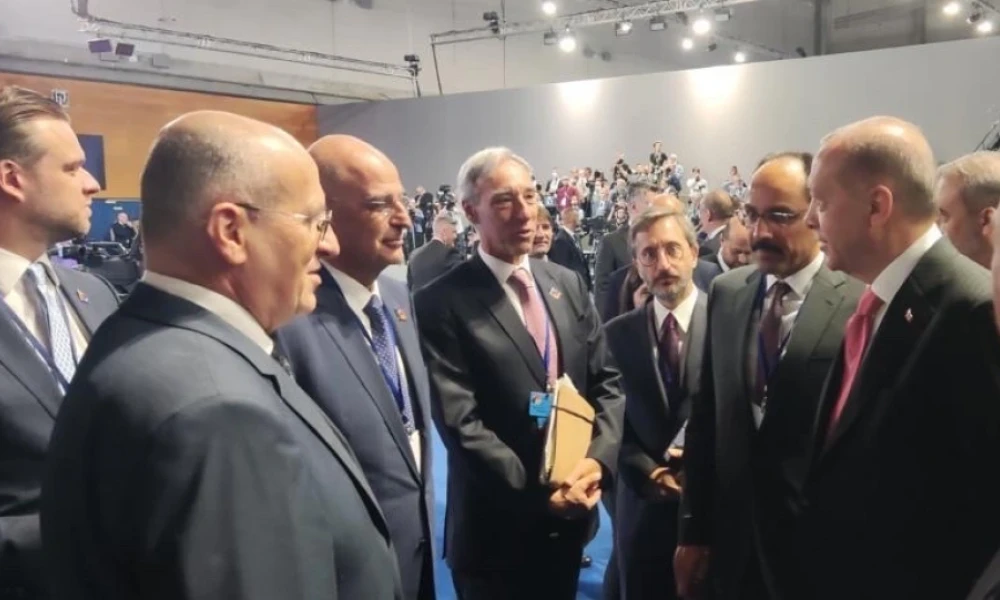 Σύντομη συνάντηση Δένδια με Ερντογάν και Τσαβούσογλου στο περιθώριο της Συνόδου του ΝΑΤΟ